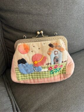 Vintage-Inspired Pink Appliqué Coin Purse - Cute Cottage Design